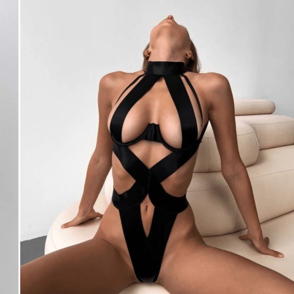 Strappy Black bodysuit - Picture 5 of 7